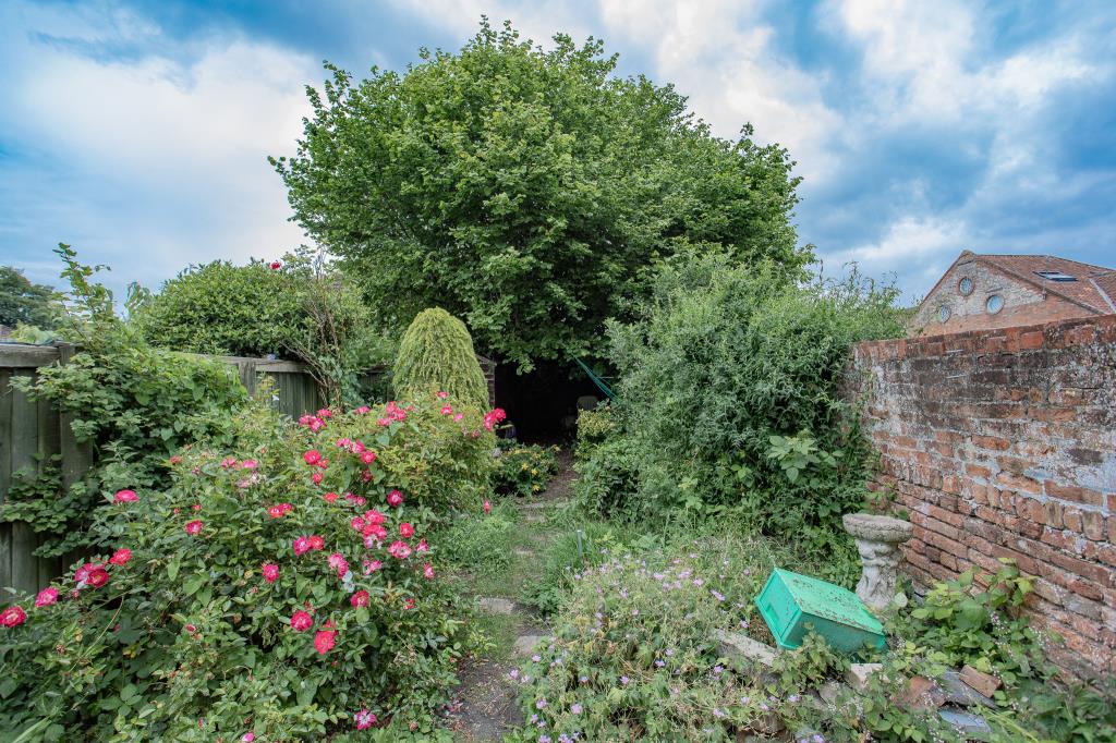 Lot: 134 - FOUR STOREY TOWN HOUSE FOR UPDATING - General view of the rear garden
